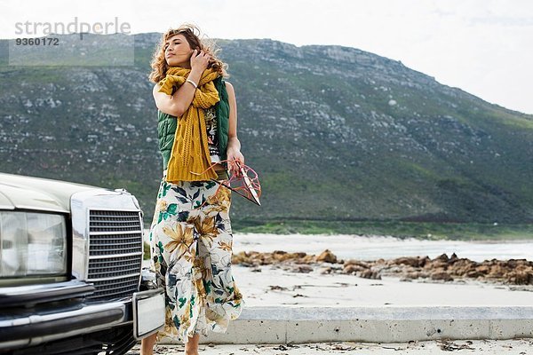 Junge Frau am luftigen Strand  Kapstadt  Westkap  Südafrika
