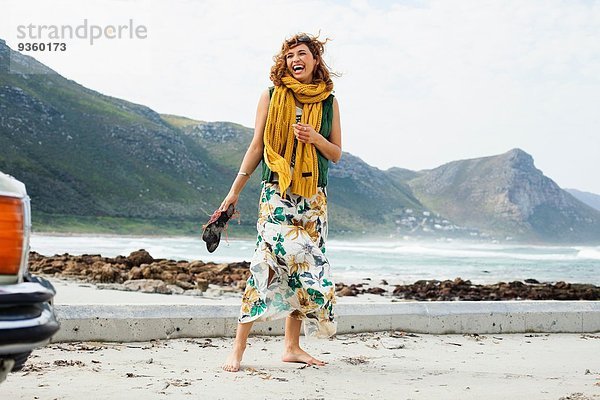 Junge Frau lacht am Strand  Kapstadt  Westkap  Südafrika