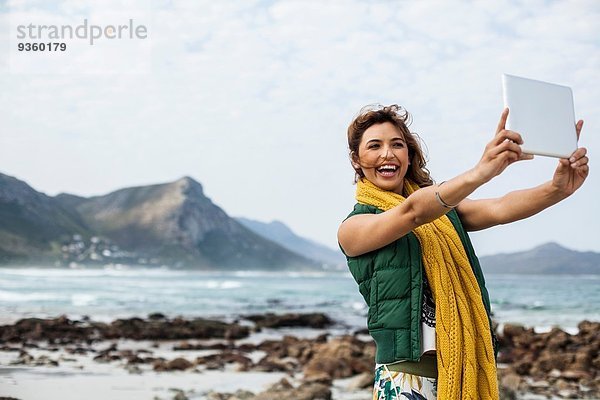 Junge Frau nimmt Selfie mit digitalem Tablett am Strand  Kapstadt  Westkap  Südafrika