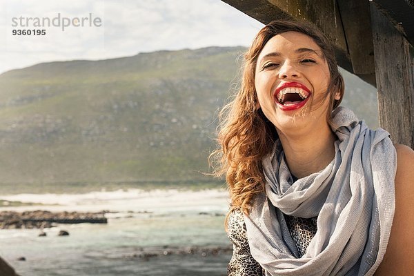 Junge Frau lacht am Küstenpier  Kapstadt  Westkap  Südafrika