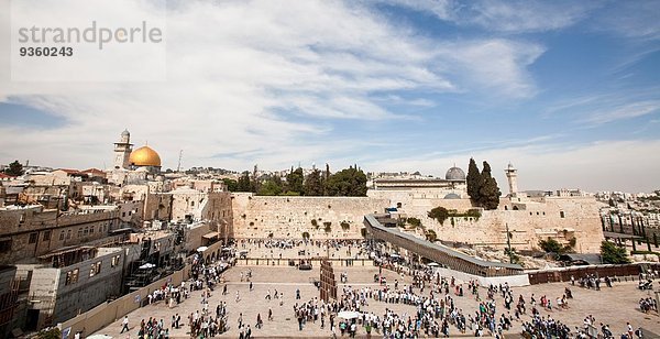 Israel  Jerusalem  Klagemauer mit der vergoldeten Kuppel des Felsens links und der al-Aqsa-Moschee rechts.
