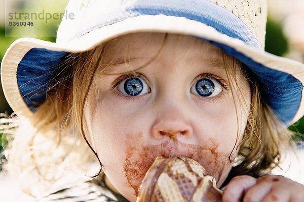 Junges Mädchen beim Eis essen