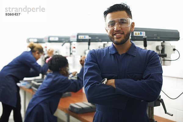 Portrait eines männlichen Studenten in der Schlosserwerkstatt des Colleges