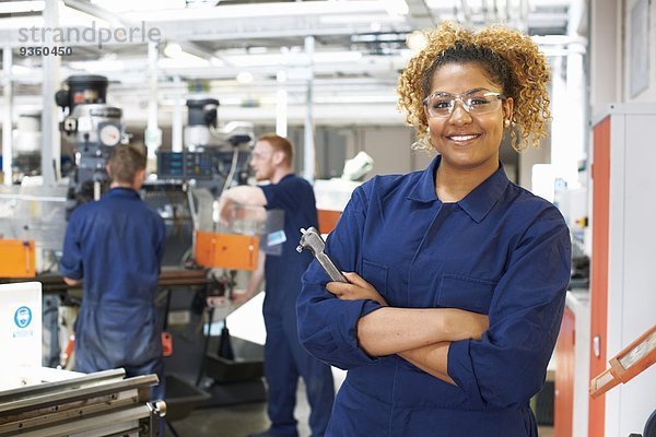 Porträt einer Studentin in der Werkstatt der Hochschule