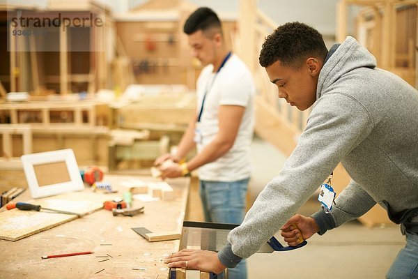 Zwei männliche Studenten in der Holzwerkstatt