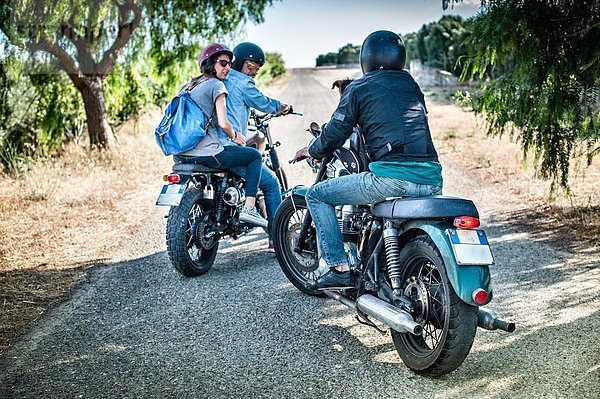 Drei Freunde und ein Hund auf Motorrädern  Cagliari  Sardinien  Italien