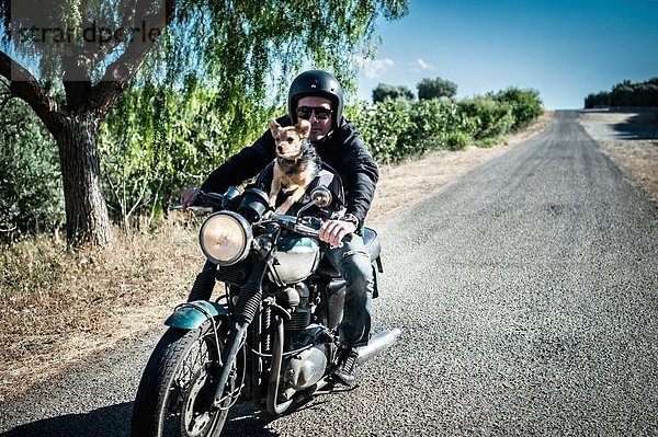 Motorradfahren auf der Landstraße  Cagliari  Sardinien  Italien