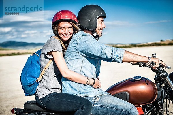 Mittleres erwachsenes Paar beim Motorradfahren auf trockener Ebene  Cagliari  Sardinien  Italien