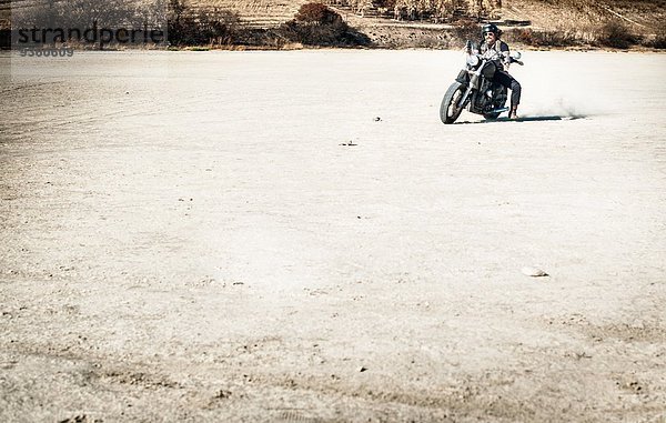 Motorradfahren auf trockener Ebene  Cagliari  Sardinien  Italien