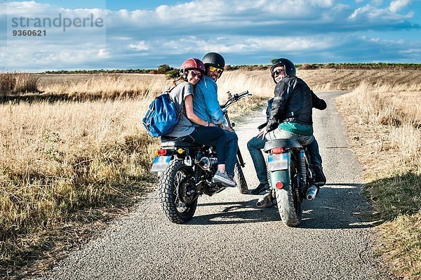 Rückansicht von drei Freunden auf Motorrädern auf Landstraße  Cagliari  Sardinien  Italien