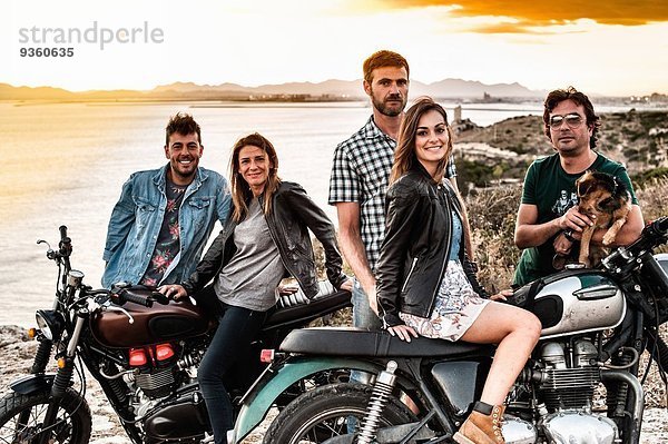 Portrait von fünf Motorradfreunden an der Küste bei Sonnenuntergang  Cagliari  Sardinien  Italien