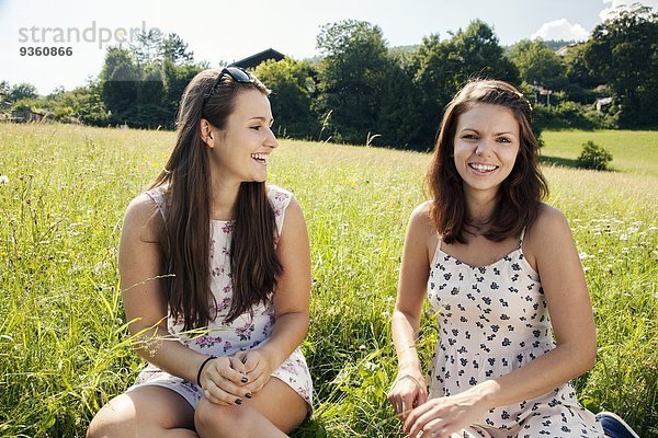 Junge Frauen  die im Feld sitzen