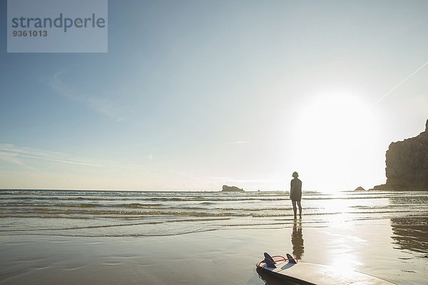 Senior Surferin mit Blick aufs Meer  Camaret-sur-mer  Bretagne  Frankreich