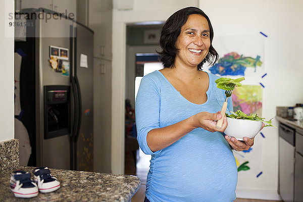 Frau Hispanier Küche Salat Schwangerschaft essen essend isst