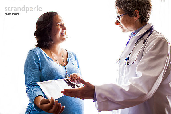 Patientin sprechen Arzt Schwangerschaft