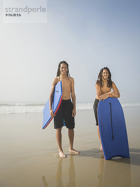 Jugendlicher Strand Junge - Person schwarz Holzbrett Brett Bodyboard