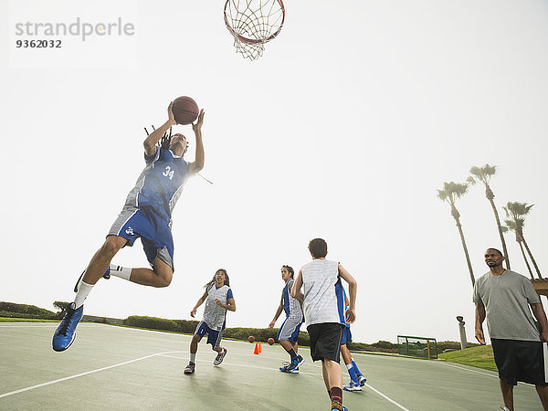 Drucklufthammer Teamwork üben Basketball