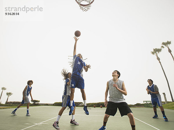 Teamwork Basketball Gericht spielen