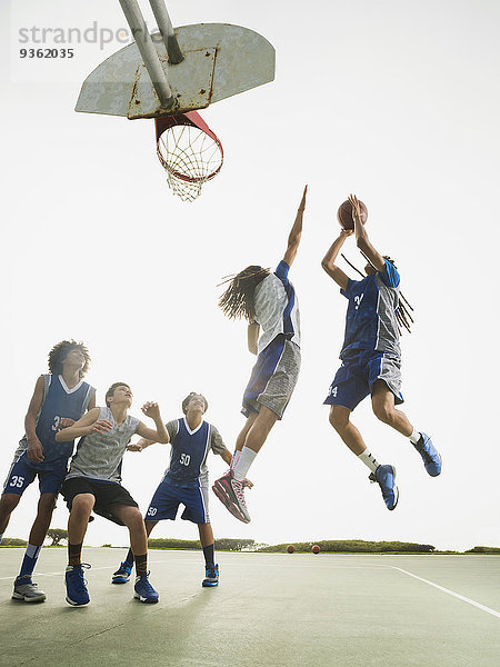 Teamwork Basketball Gericht spielen