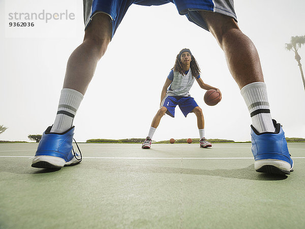 Teamwork Basketball Gericht spielen