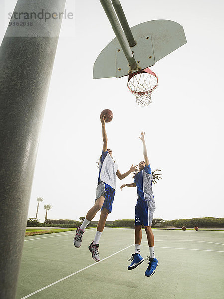 Jugendlicher Junge - Person Basketball Gericht spielen