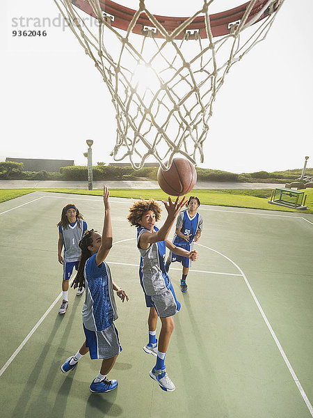 Drucklufthammer Teamwork üben Basketball