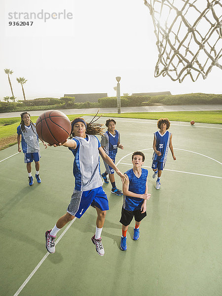 Teamwork Basketball Gericht spielen