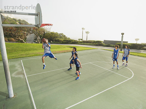 Teamwork Basketball Gericht spielen