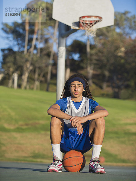 sitzend Jugendlicher Junge - Person schwarz Basketball Gericht