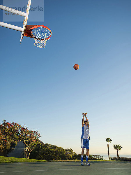 Jugendlicher Junge - Person schwarz Basketball schießen Gericht