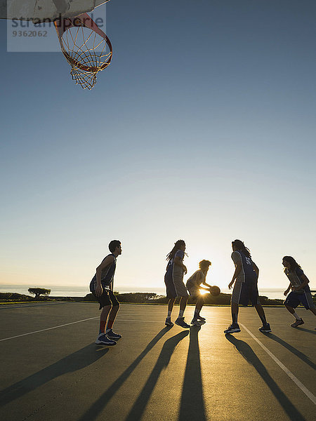 beleuchtet Teamwork Basketball Gericht spielen