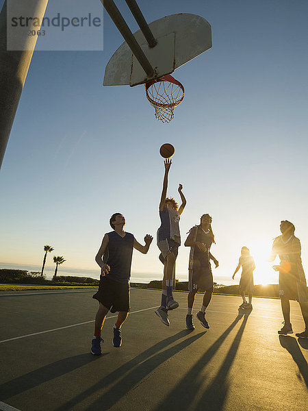 beleuchtet Teamwork Basketball Gericht spielen