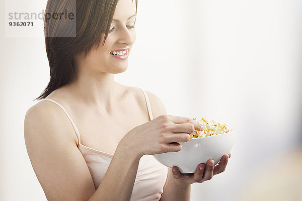 Europäer Frau essen essend isst Popcorn