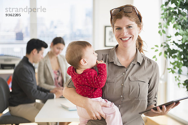 Geschäftsfrau halten Büro Baby