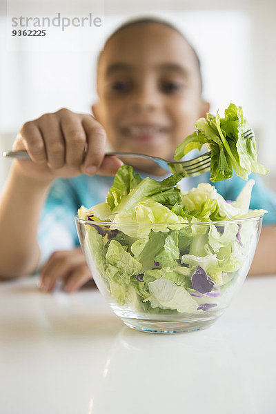 Junge - Person Salat mischen essen essend isst Mixed