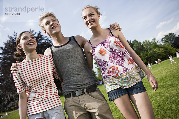 Deutschland  Berlin  Teenager Mädchen und Jungen lächelnd