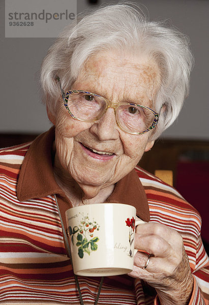 Porträt einer älteren Frau mit einer Tasse Tee