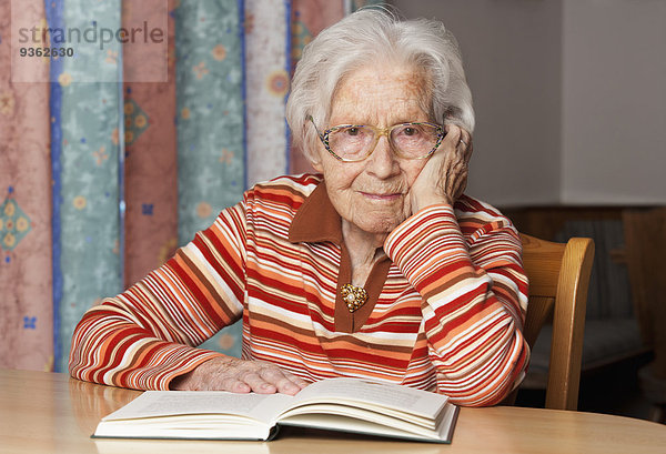 Porträt einer älteren Frau mit geöffnetem Buch