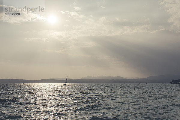 Italien  Lombardei  Sirmione  Segelboot am Gardasee