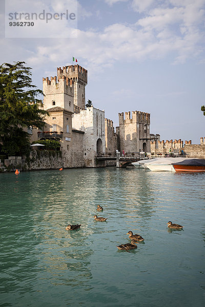 Italien  Lombardei  Sirmione  Hafen und Stadtmauern