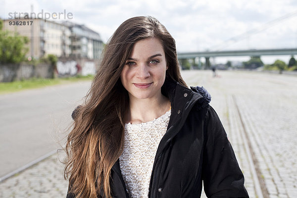 Deutschland  Nordrhein-Westfalen  Köln  Porträt einer lächelnden jungen Frau