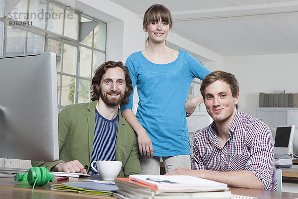 Gruppenbild von drei Kollegen in einem Kreativbüro