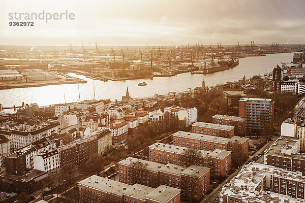 Deutschland  Hamburg  St. Pauli mit Hafen Hamburg  Elbe bei Sonnenuntergang