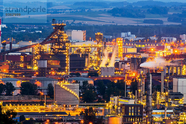 Österreich  Oberösterreich  Linz  Industriegebiet am Abend