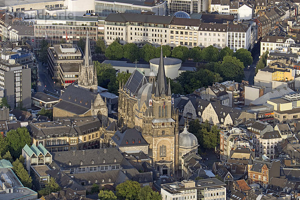 Deutschland  Nordrhein-Westfalen  Aachen  Luftbild der Innenstadt mit Aachener Dom