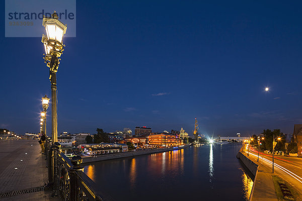 Russland  Moskau  Patriarchenbrücke  Moskwa Fluss und Peter der Große  Expo-Park  Blaue Stunde