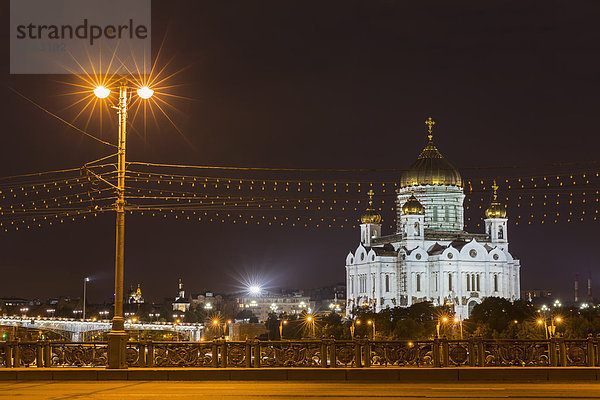 Russland  Moskau  Kathedrale von Christus dem Erlöser und Patriarchenbrücke  Blaue Stunde
