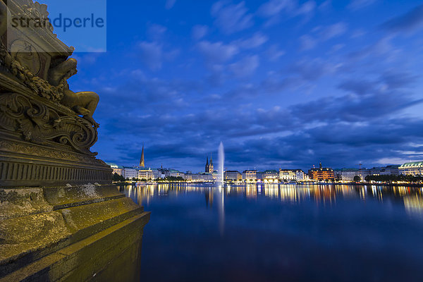 Deutschland  Hamburg  Binnenalster und Alsterbrunnen bei Nacht