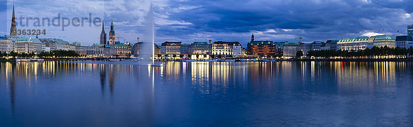 Deutschland  Hamburg  Binnenalster und Alsterbrunnen am Abend  Panorama