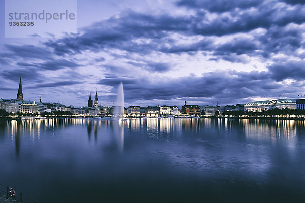 Deutschland  Hamburg  Binnenalster und Alsterbrunnen am Abend